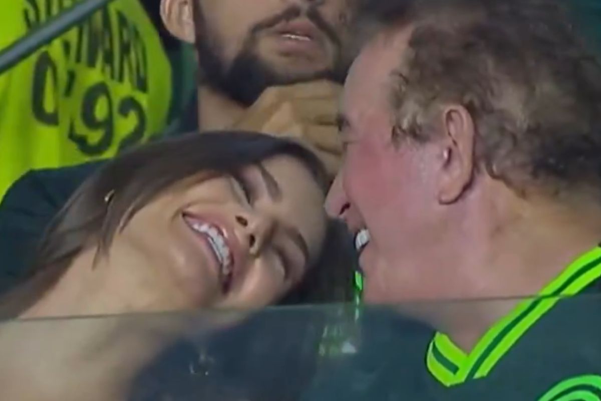 Vídeo: Amado Batista rouba a cena após “flagra” com a esposa em jogo