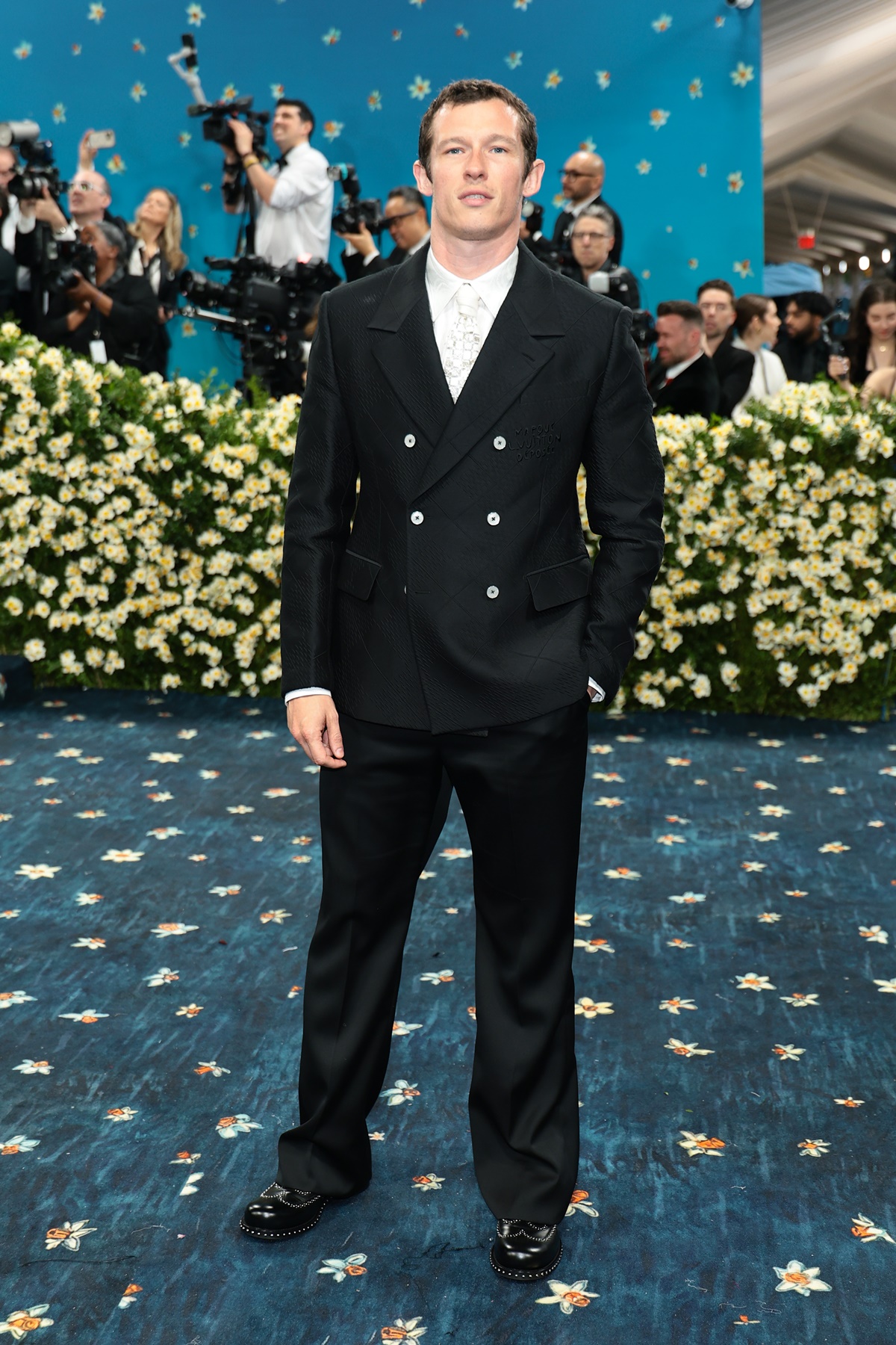 met-gala-2025-looks-masculinos-callum-turner - metrópoles