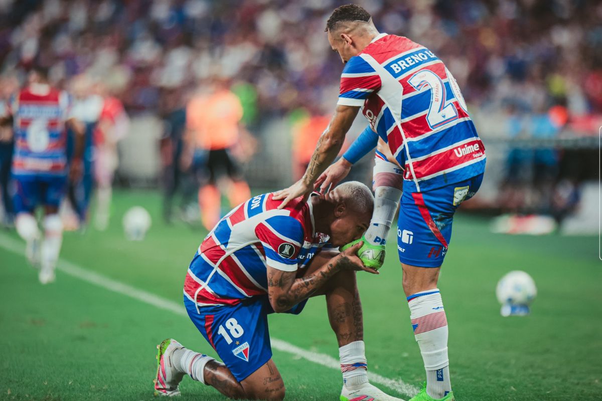 Fortaleza goleia Colo-Colo e briga por liderança; veja os gols