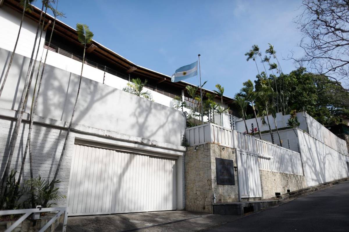 Itamaraty confirma saída de asilados da embaixada argentina em Caracas