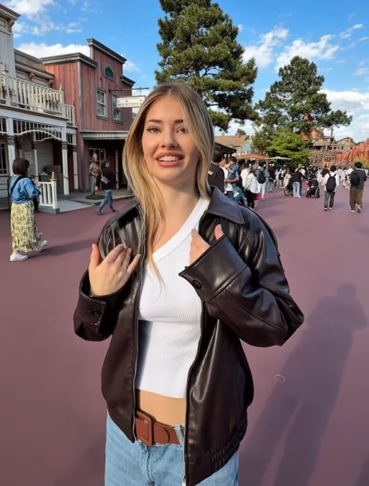 influenciadora roupa inapropriada em parque da disney - metrópoles