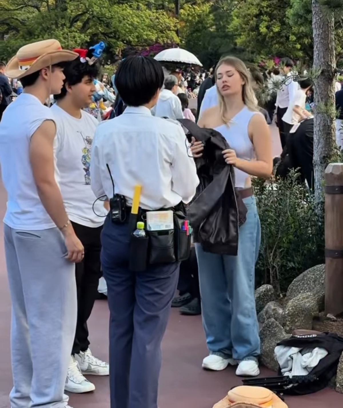 influenciadora roupa inapropriada em parque da disney - metrópoles