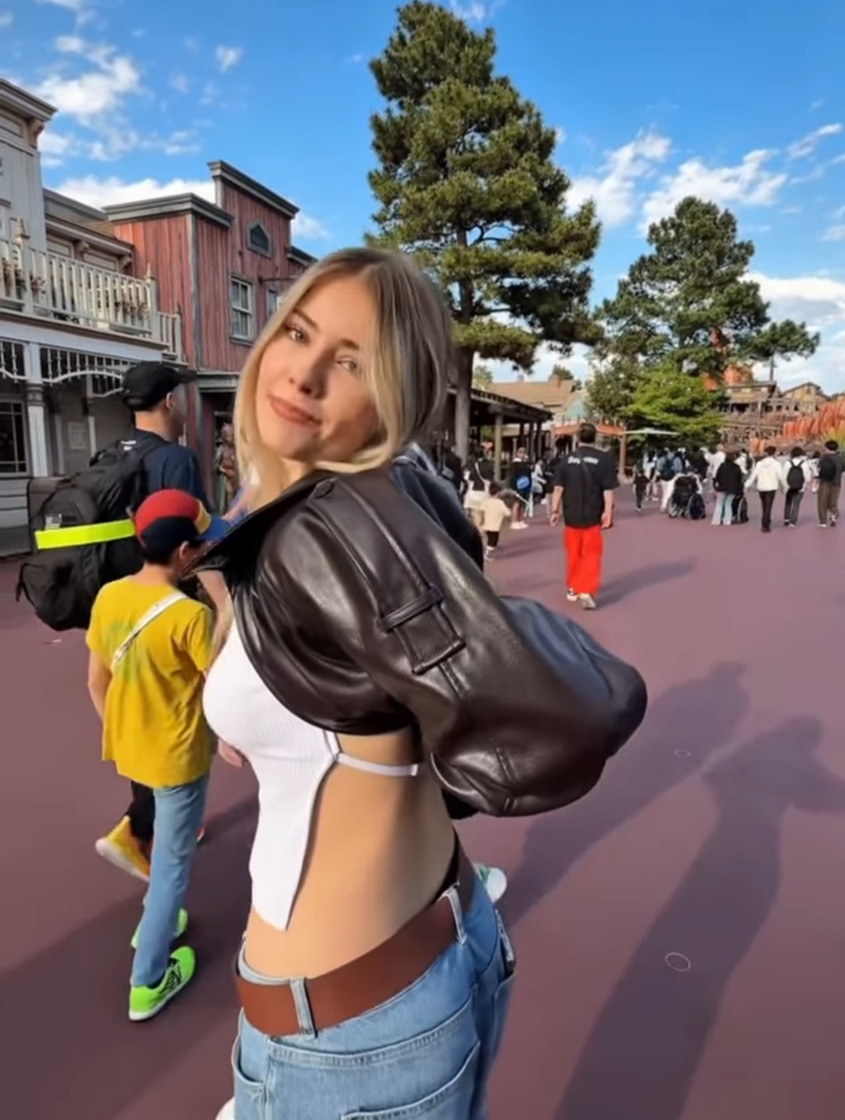 influenciadora roupa inapropriada em parque da disney - metrópoles