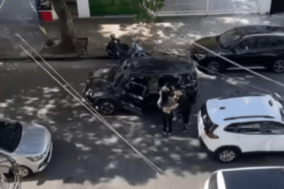 Policial atira na mão durante briga com outra mulher no trânsito. Veja