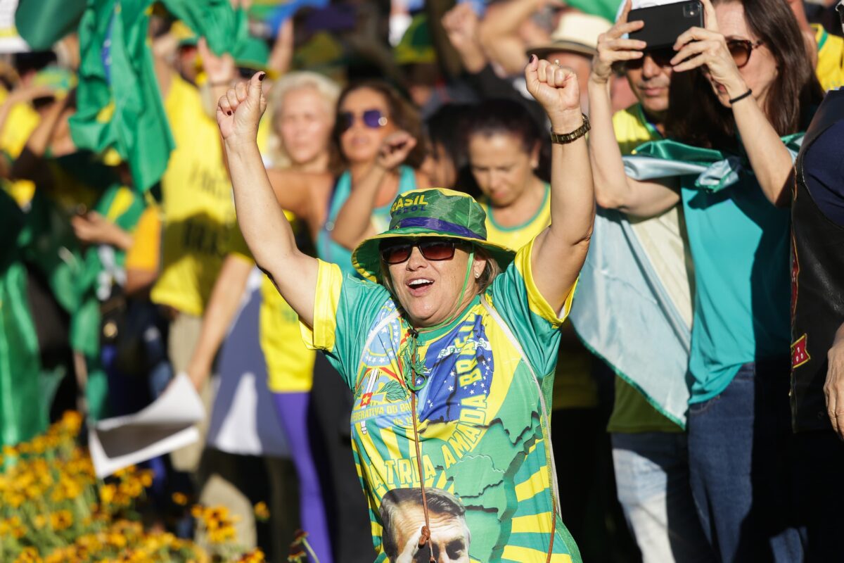 Deputados em ato pró-anistia votam remotamente para ajudar Ramagem
