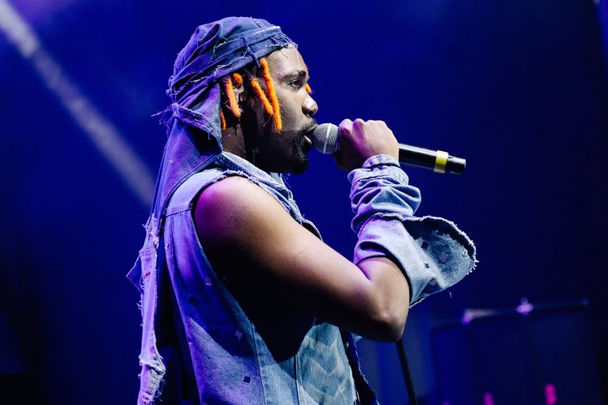 Cantor brasileiro recebe Grammy por engano e tenta devolver: “Caráter”
