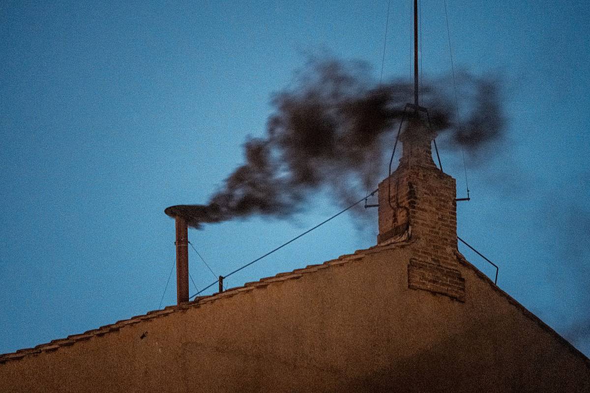 Imagem colorida de fumaça na Capela Sistina