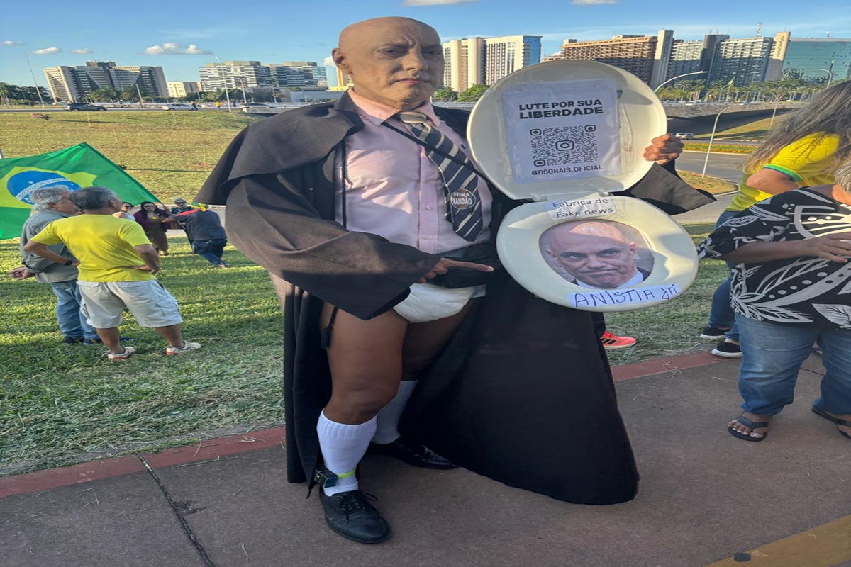 Fotos: ato pró-anistia teve Bolsonaro da Shopee e Moraes de fralda