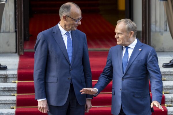 Imagem colorida, Merz e Donald Tusk juntos- Metrópoles