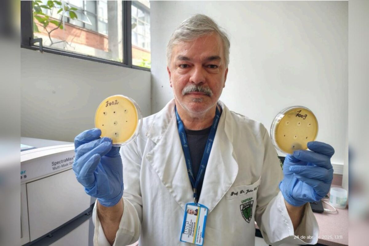 Julio Cezar Franco, docente da Unifesp, conduziu os experimentos no IQ-USP. Metrópoles