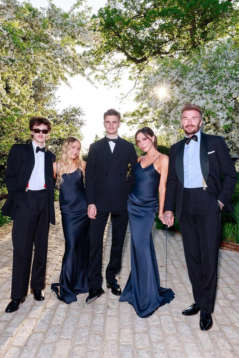 Foto colorida de três homens e duas mulheres posando para tirar foto - Metrópoles