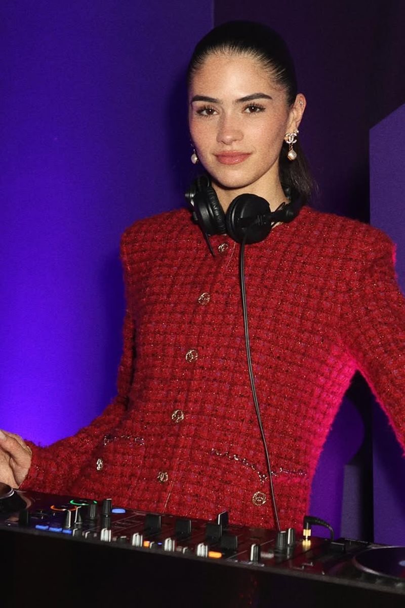 Foto colorida de mulher em picape de DJ - Metrópoles