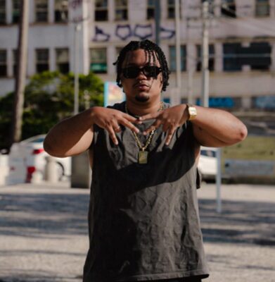 Foto colorida do rapper Klisman - Metrópoles
