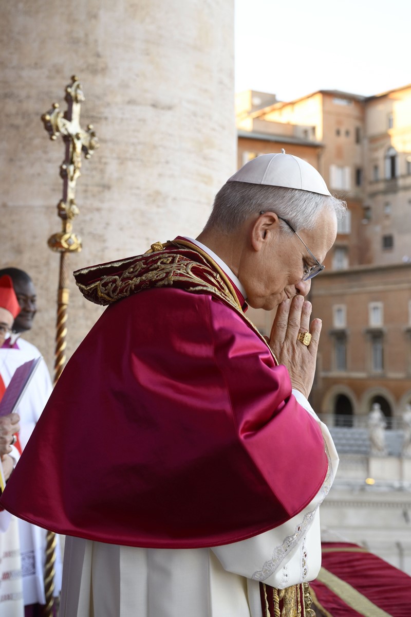 Foto colorida de homem com a roupa de papa - Metrópoles