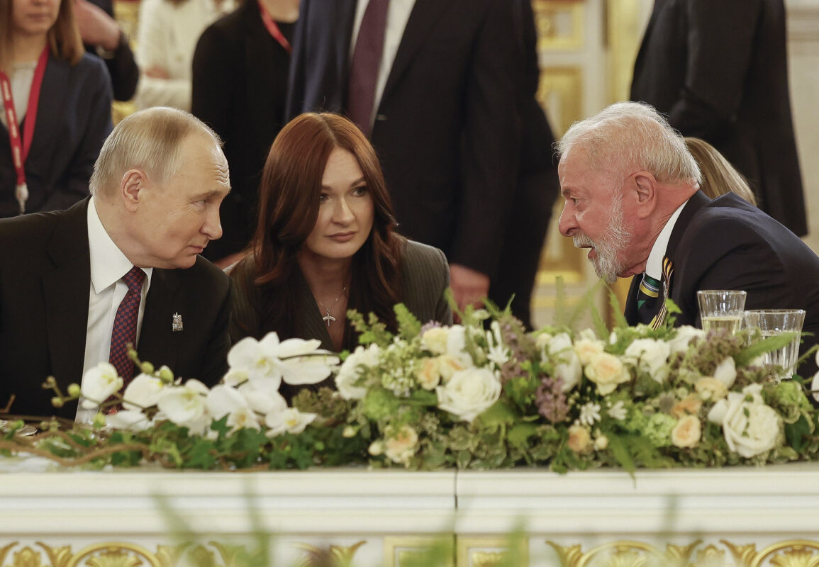 Na Rússia, Lula se reúne com Putin e critica tarifaço de Trump. Vídeo