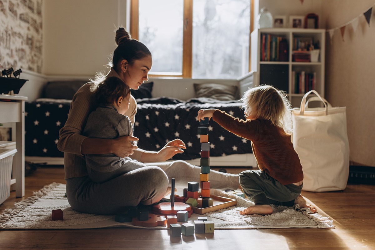 Imagem colorida de mão com os filhos - Metrópoles