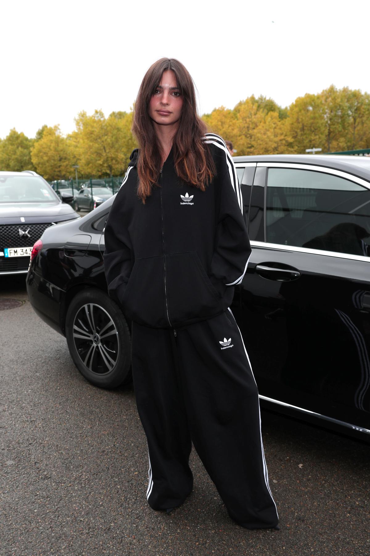 Na imagem com cor, foto de Emrata com roupas da adidas - metrópoles