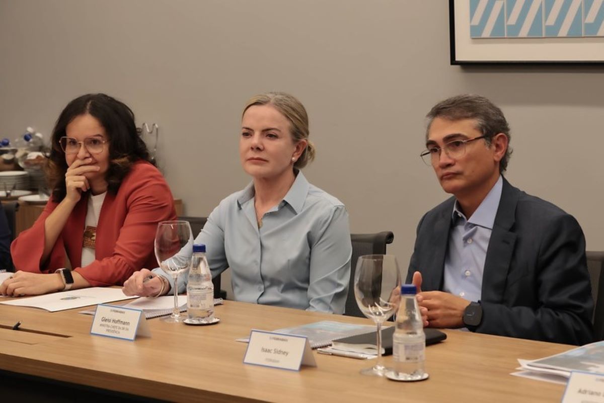 INSS: Gleisi pediu ajuda a banqueiros para frear impacto de Nikolas