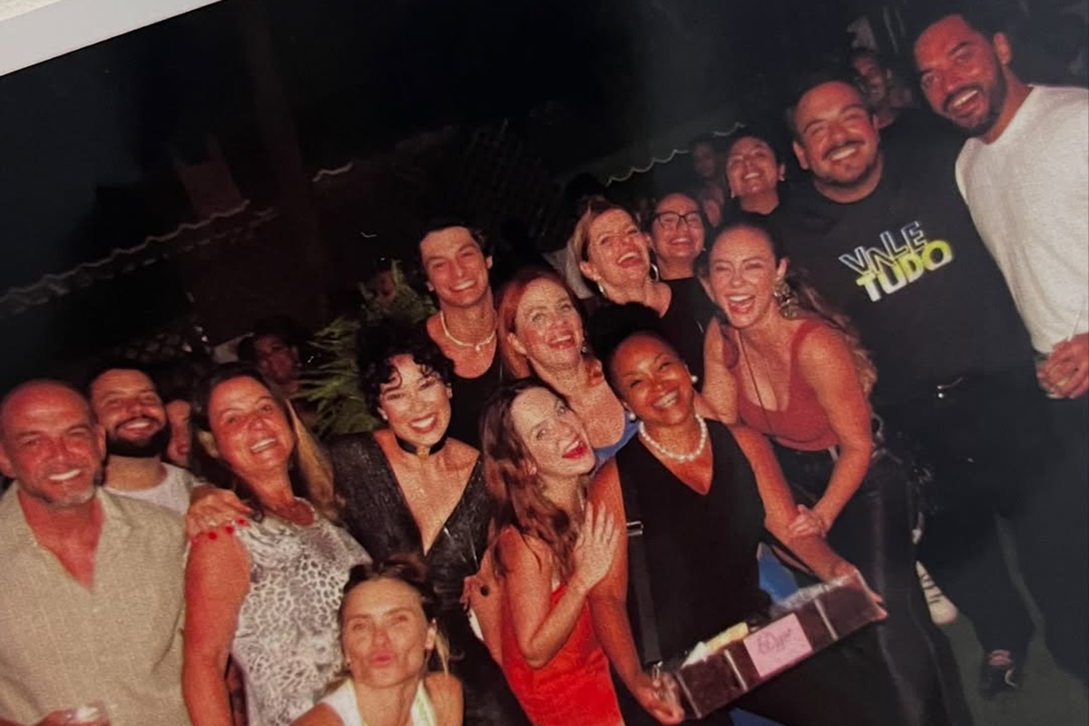 Elenco de Vale Tudo se reúne em festa sem Cauã Reymond