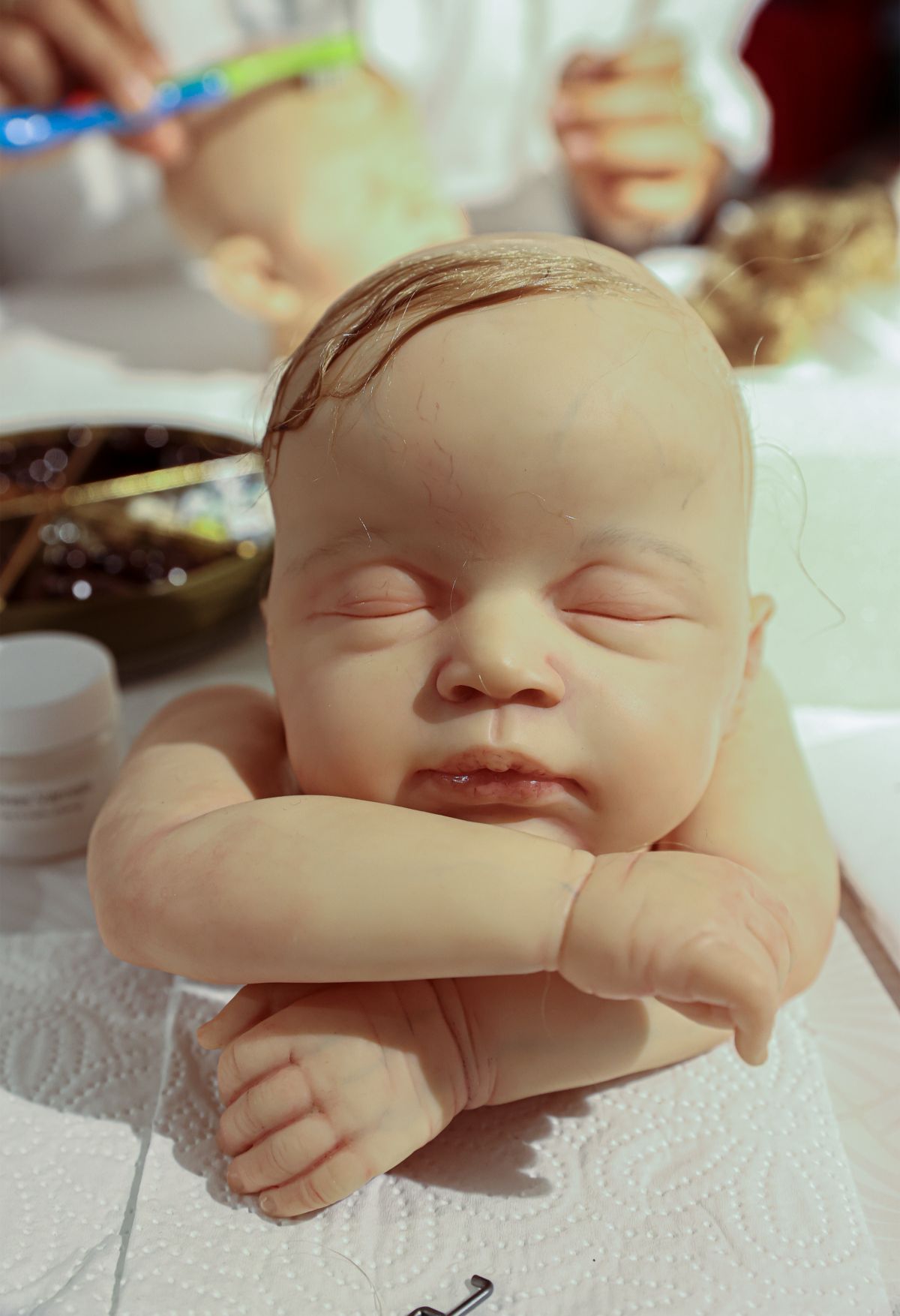 Foto com cor. Bebê Reborn em processo de criação - Metrópoles