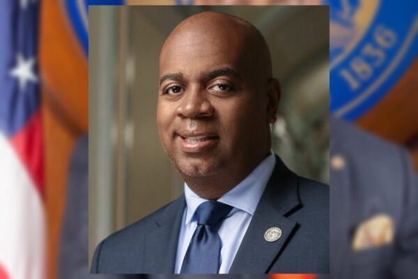 Imagem colorida do prefeito de Newark, Ras Baraka