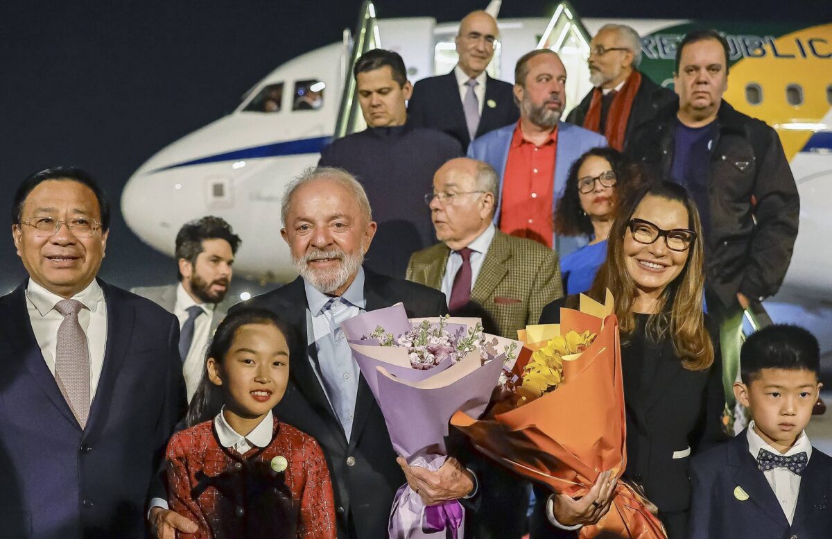 Lula desembarca na China para debater acordos com Xi Jinping