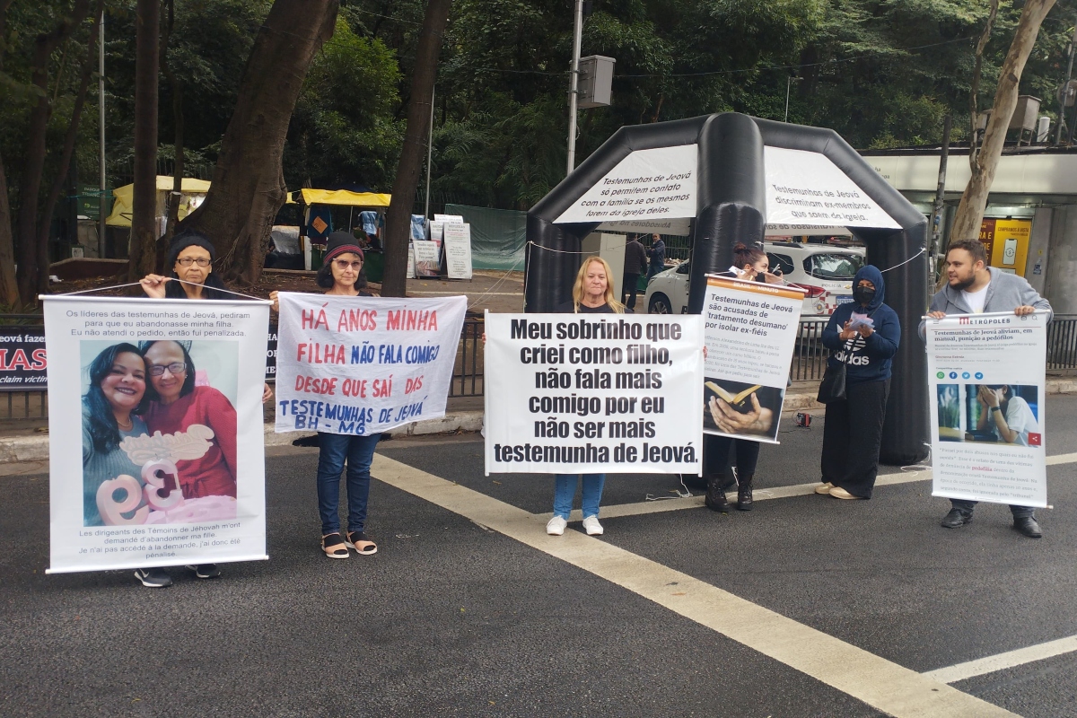 Protesto: mães ex-testemunhas de Jeová dizem que igreja afasta filhos