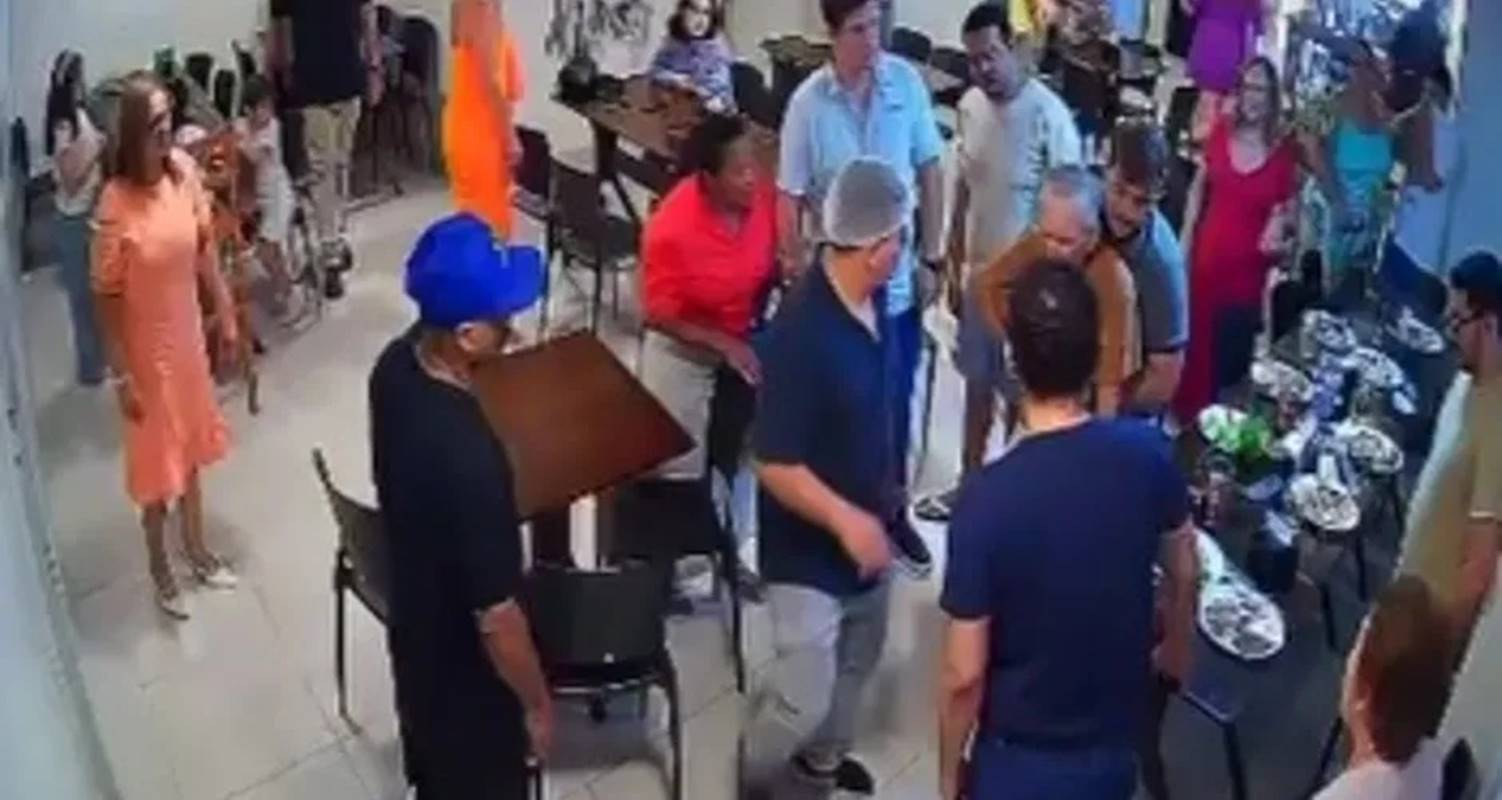 Vídeo. PM de folga salva homem engasgado em almoço no Dia das Mães