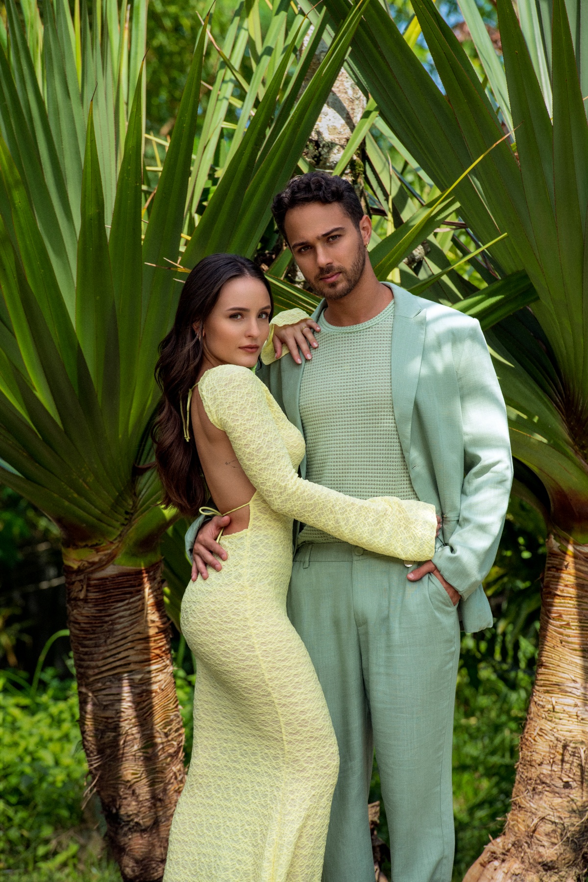 A imagem mostra o casal Larissa Manoela e André Luiz Frambach posando juntos com roupas verdes