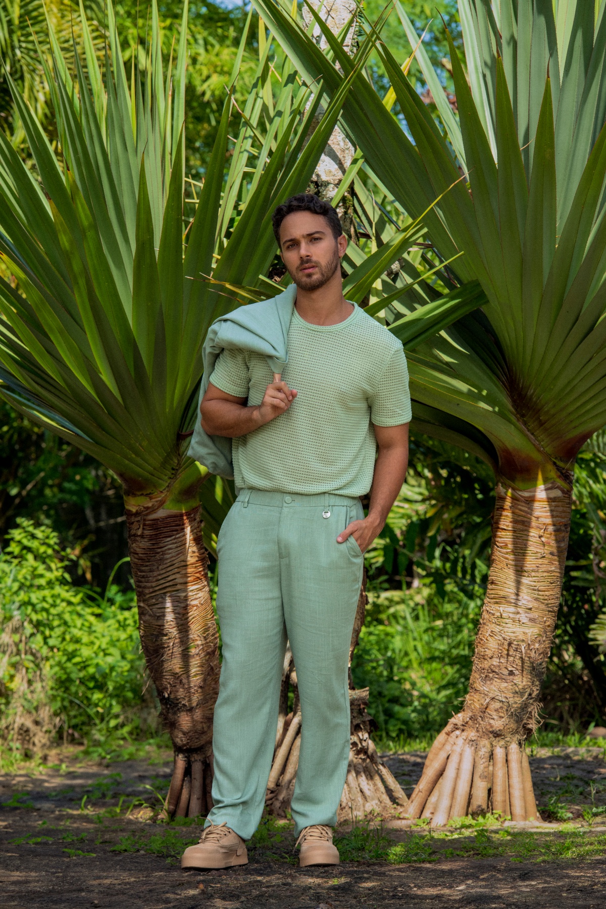A imagem mostra André Luiz Frambach posando com um visiual completamente verde