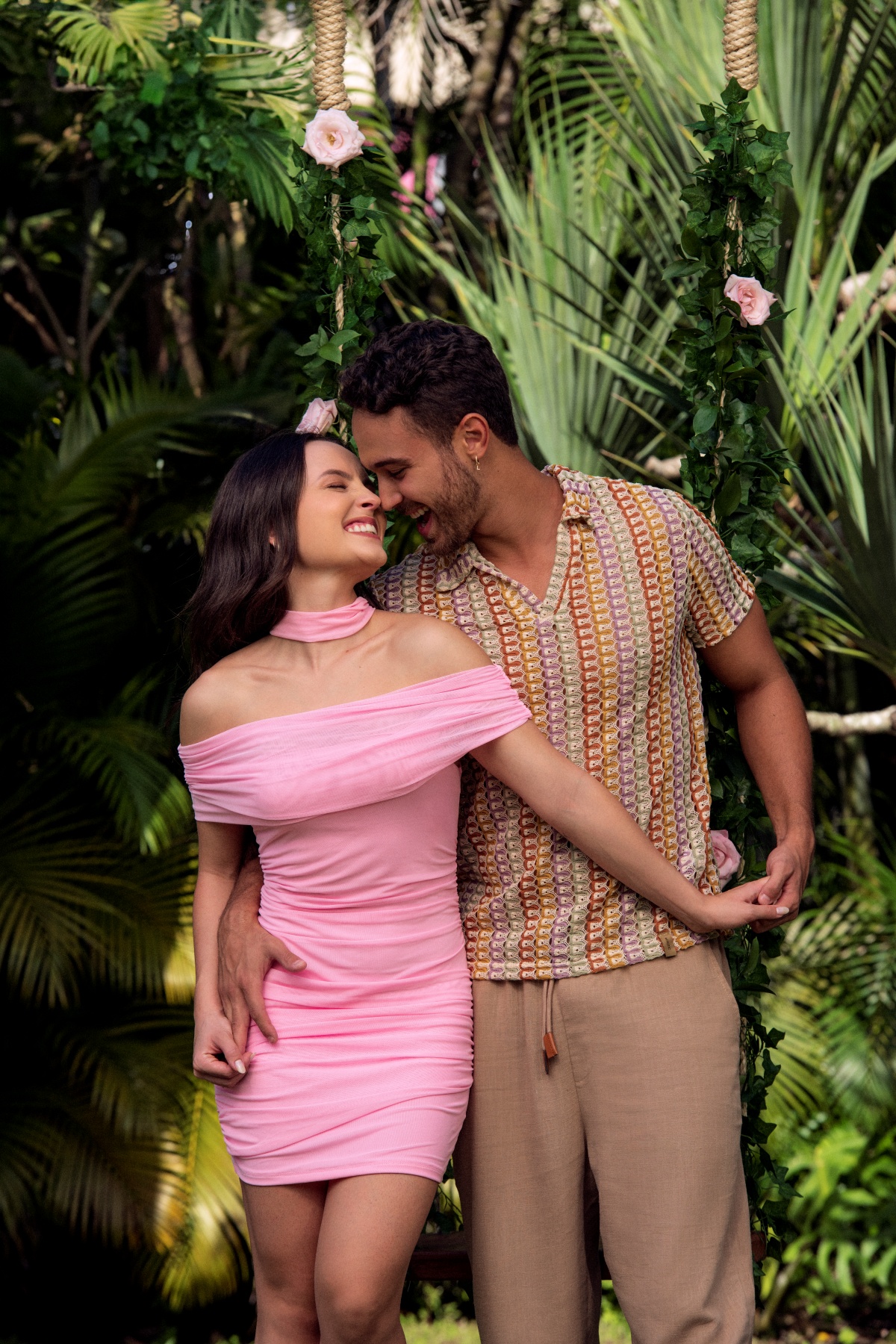 A imagem mostra o casal Larissa Manoela e André Luiza Frambach juntos