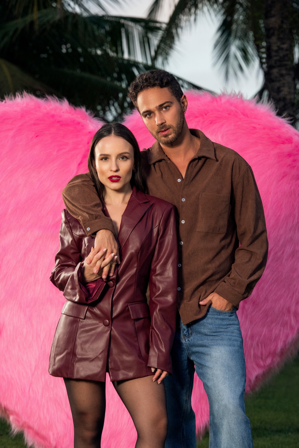 A imagem mostra o casal Larissa Manoela e André Luiza Frambach juntos olhando para a câmera