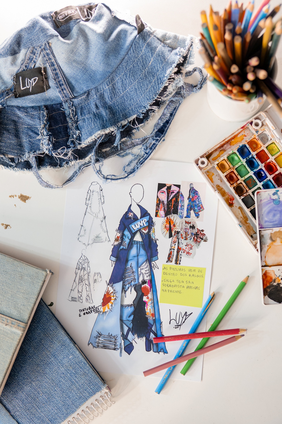 A imagem mostra um look completo desenhado em um croqui