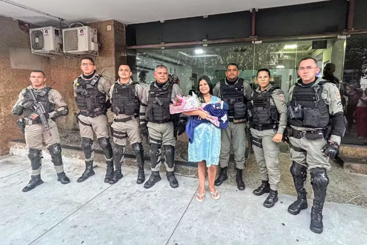 No Dia das Mães, PMs ajudam grávida a parir dentro do carro. Vídeo