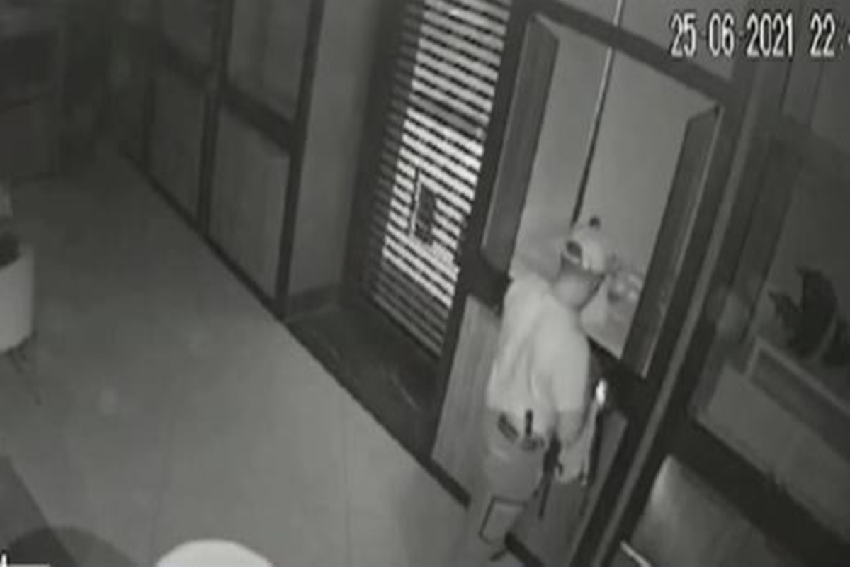 Câmeras de segurança flagraram colombiano em roubo milionário. Vídeo