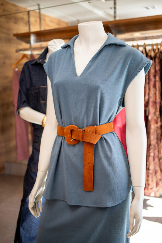 A imagem mostra uma blusa crepe em tom azul