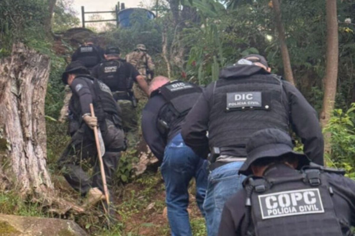 Pernas invertidas indicam tortura em cadáver encontrado em cemitério