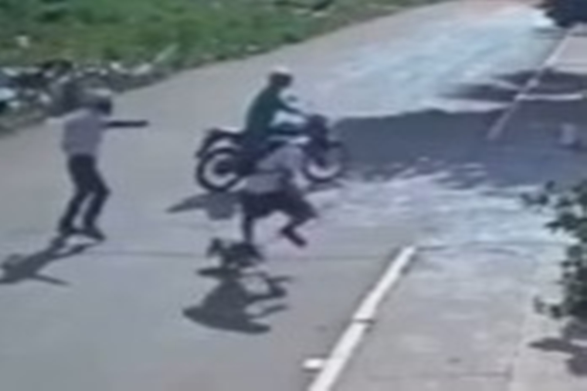 Vídeo: motoqueiro executa homem que passeava com cachorro no Entorno
