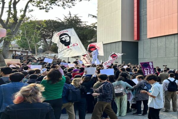 Imagem colorida, universitários protestando-Metrópoles