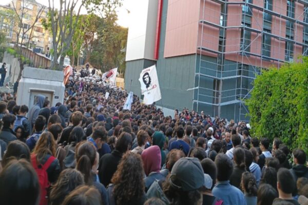 Imagem colorida, universitários em protesto- Metrópoles