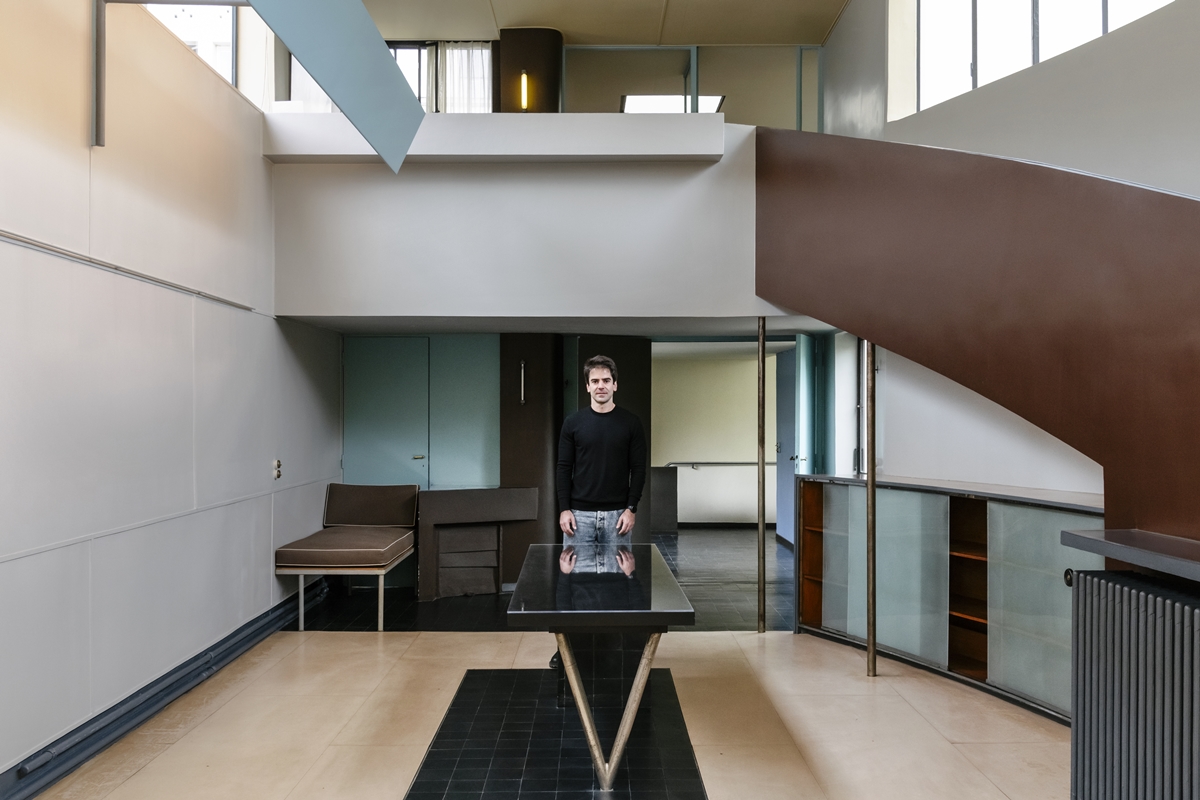 Foto colorida de homem em espaço com obras de arte - Metrópoles