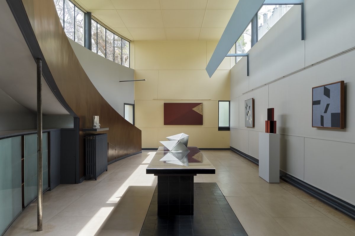 Foto colorida da exposição ABERTO4 na Maison La Roche - Metrópoles