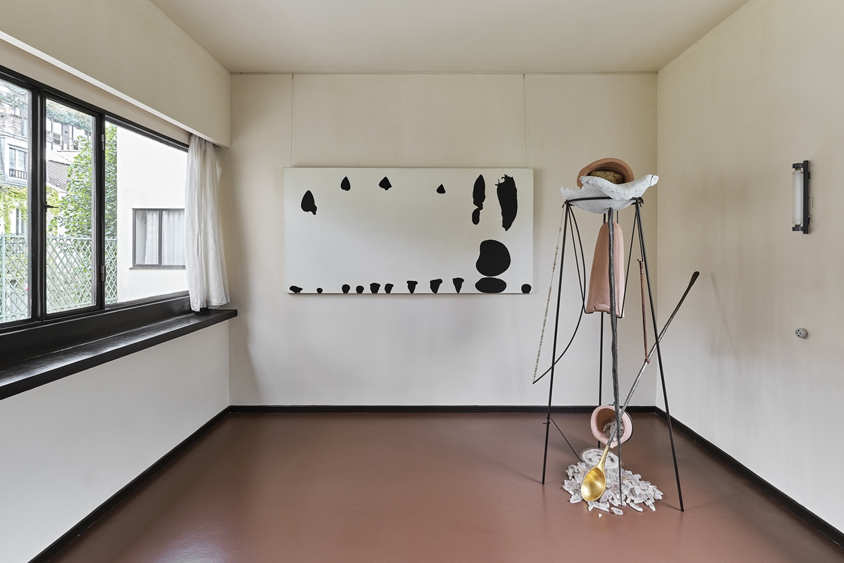Foto colorida da exposição ABERTO4 na Maison La Roche - Metrópoles