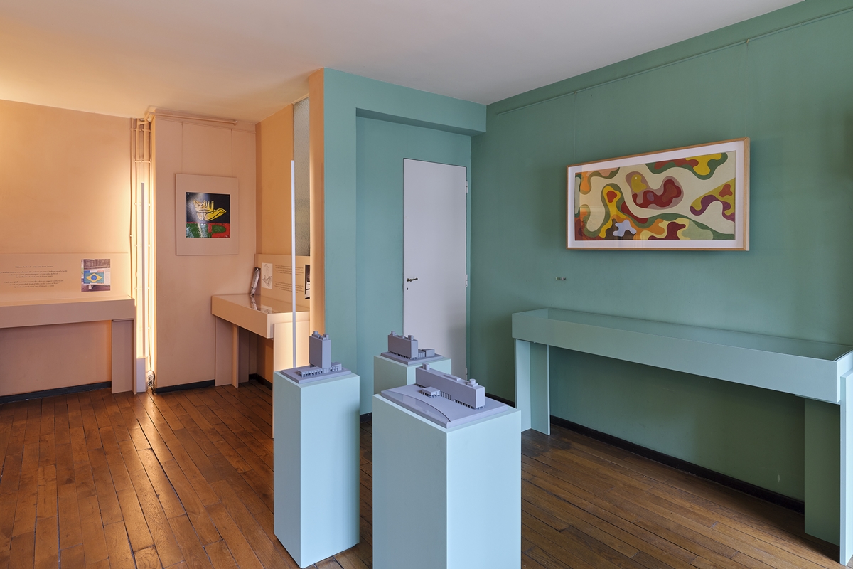 Foto colorida da exposição ABERTO4 na Maison La Roche - Metrópoles