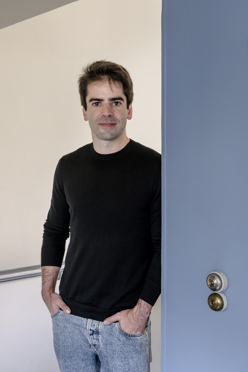 Foto colorida de homem com blusa preta. Ele está em pé - Metrópoles
