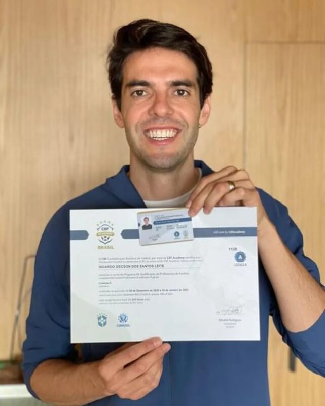Foto colorida de Kaká, em concllusão de curso da CBF Academy - metrópoles