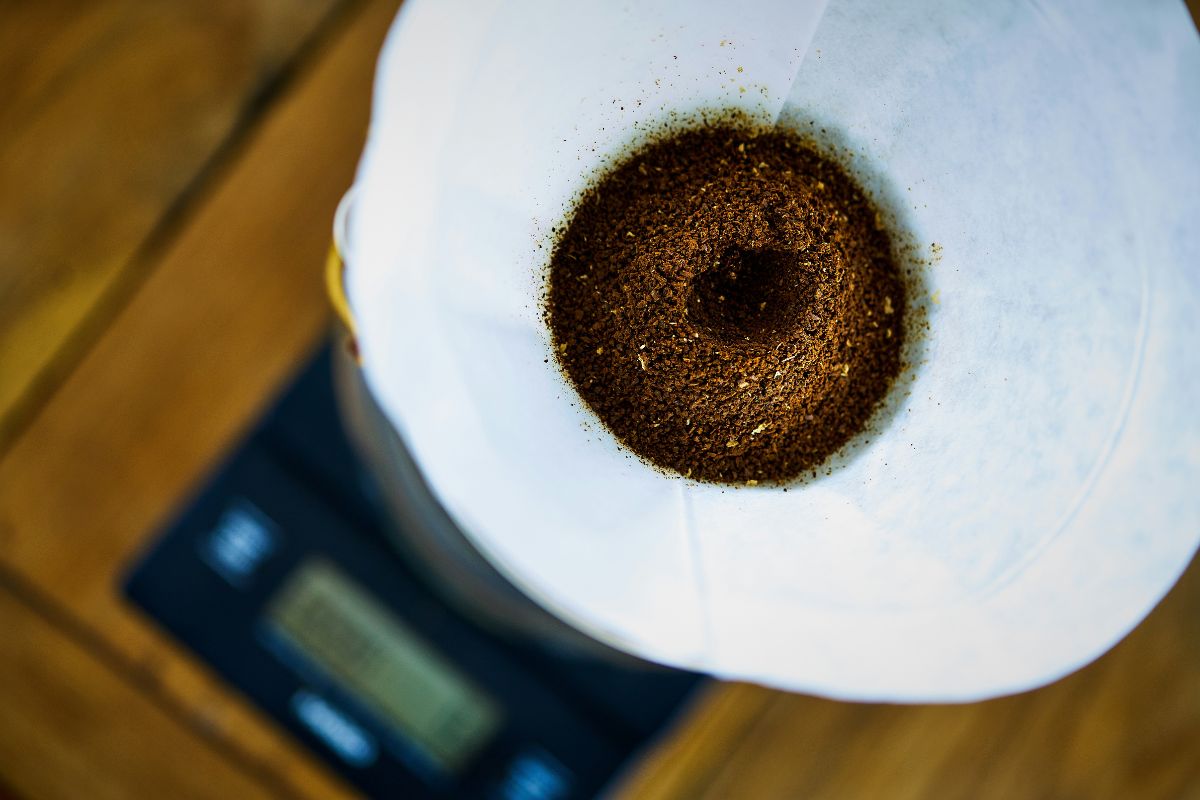foto colorida de borra de café ainda no filtro