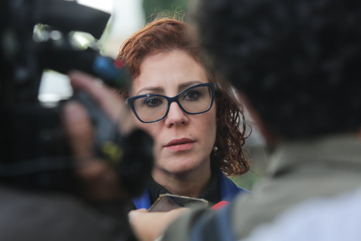 Apesar de condenada pelo STF, Zambelli tem passaporte e pode viajar