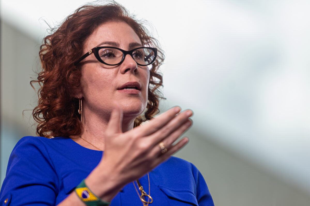 Moraes notifica Câmara para suspender salário de Carla Zambelli