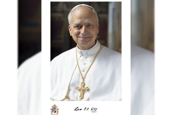 Foto oficial colorida do papa Leão XIV - Metrópoles